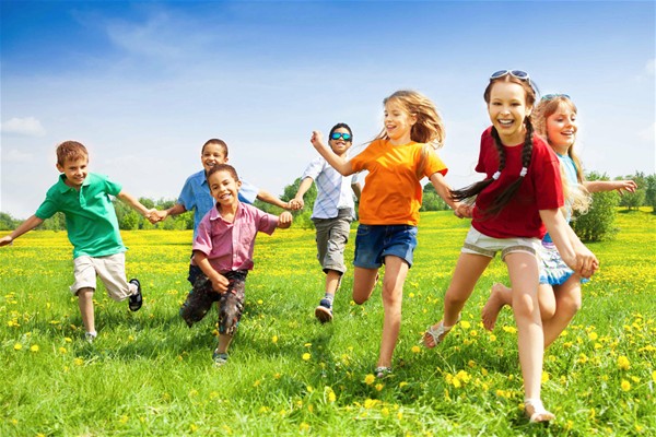 Estate, bambini che giocano